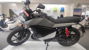 ஓலா ஷோரூம்களில் கம்பீரமாக நிற்குது! எலக்ட்ரிக் ஸ்கூட்டரை வாங்க வந்த எல்லாரும் இதை வாங்கிட்டு போக போறாங்க!