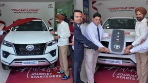 இறந்த மகனின் நினைவா இப்போதைக்கு இது மட்டுமே இருக்கு! டொயோட்டா ஷோரூமில் நிற்கும் இவர் யாரென்று தெரிகிறதா?