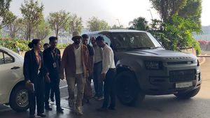 அறிமுகமாகி 10 நாட்களே ஆகும் சொகுசு காரை வாங்கிய பிரபல நடிகர்.. தள்ளாடும் வயதிலும் கார்களை வாங்கி குவிக்கிறாரு!