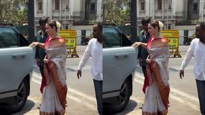 கோடி ரூபா காரில் கோயிலுக்கு வந்த மெழுகு சிலை! சேலை எல்லாம் கட்டி ஆள் அடையாளமே தெரியாம மாறீட்டாங்க! அவங்களா இது