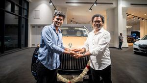 மகனின் முக ஜாடை அப்படியே இருக்கு... டாக்டர் பட்டத்துக்கு அப்புறம் எம்எல்ஏ ஆனவர் வாங்கிய பென்ஸ் கார்!