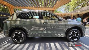 கவர்ச்சியான கார்... லைட்டுக்கு பக்கத்துல இருக்க அந்த 'ஆர்' எழுத்துக்கே பலர் அடிமையாக போறாங்க.. விலை எவ்ளோ?