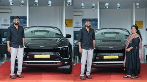 ஊர் முன் அம்மாவை பெருமைப்படுத்திய இளைஞர்! யாராக இருந்தாலும் காரை ஒரு நிமிஷம் நின்னு பார்த்துட்டு போவாங்க!