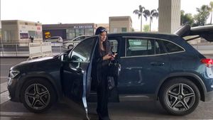 மொஹமத் சிராஜ் கூட டேட்டிங் போனதா சொல்றாங்களே அந்த பெண்ணா இவங்க! வந்திறங்கிய கார பாத்து எல்லாம் ஆடி போயிட்டாங்க