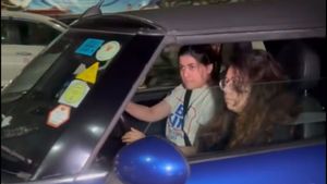 அம்பானி முன்னாடி கால் மேல கால் போட்டு உக்காந்து பேசற குடும்பத்தின் வாரிசு! பழைய கார்ல வந்ததால் ஷாக் ஆன மக்கள்!