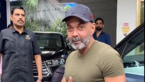 அனிமல் படத்துல நடிச்ச இவர் அந்த தமிழ் நடிகையின் மகனா! இவ்ளோ நாளா தெரியாம போச்சே! மூனரை கோடி ரூபா கார்ல வர்றாரு