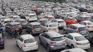 சிறிய ஸ்டிக்கர் தான்... ஒட்டியில்லைனா ரூ.5,000 அபராதம்! ஒவ்வொரு சாலையிலும் வளைச்சு வளைச்சு பிடிக்க போறாங்க!!