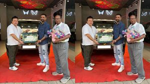 அஜித்துக்கு டப்பிங் கொடுப்பவரை நிறைய பேர் பார்த்திருக்க மாட்டீங்க! ஷோரூமுக்கு கமுக்கமா வந்துட்டு போயிருக்காரு!