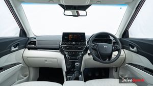 இப்ப புக் பண்ணா அடுத்த வருஷம் தான் வாங்க முடியும்! அப்படி இந்த கார்ல என்ன இருக்குது? 