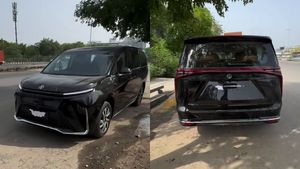 காரின் மதிப்பு என்னனு தெரியாம அழுக்கா நிறுத்தி வெச்சி இருக்காங்க! இந்தியாவில் இந்த காரை பார்க்குறது ரொம்ப ரேர்