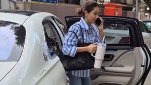 உல்லாச கப்பல் மாதிரியான சொகுசு கார்ல வந்தது அவரோட மனைவியா! விலை எவ்ளோனு தெரிஞ்சா ஷாக் ஆயிருவீங்க!