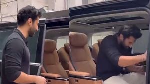 கப்பல் போன்ற எலக்ட்ரிக் காரில் சென்றது இவ்வளவு பெரிய நடிகரா! டெஸ்ட் டிரைவ் என்ற பெயரில் நாட்கணக்கில் சுத்தலாம்