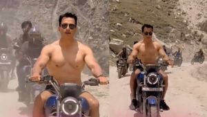 நேரம் பார்த்து அடிக்குறாங்க... கொரோனா சமயத்தில் எவ்வளவு உதவி செய்திருப்பாரு! பைக் ஓட்டியது ஒரு பிரச்சனையா?