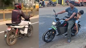 ஷோரூமுக்கு குடும்ப குடும்பமா வராங்க! பைக்கை அப்புறம் டெலிவிரி எடுத்துக்கலாம்... இந்த ஜாலியை மிஸ் பண்றாதீங்க!