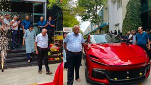 72 வயது ஆனாலும் இவரால் முடியாதது எதுவும் இல்ல!! இளைஞர்களின் கனவு காரை இந்த வயதில் வாங்கி அசத்திட்டார்!