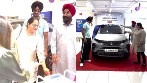 பெற்றோர் மனசை குளிர வெச்ச இந்திய கிரிக்கெட் வீரர்! திடீரென வந்ததும் ஷோரூமில் கூடிய கூட்டம்!