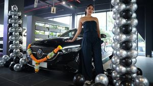 நடிச்சது மொத்தமே 2 படம்தான்... கோடி ரூபாய் பென்ஸ் காரில் உலா வர போகும் டிவி சீரியல் நடிகை!!