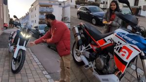 எந்த நாட்டுக்கு போனாலும் நம்ம ஆளுங்க தனியா தெரிவாய்ங்க! 21 லட்ச ரூபா பைக்கிற்கு சவுகரியமா பூஜை போட முடியல!