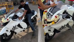 கோவிலுக்கு வந்த எல்லார் கண்ணும் பைக் மேல தான்! சுஸுகி ஹயபுஸா பைக்கை வாங்கியவர் வீட்டுக்கு போய் சுத்தி போடனும்!