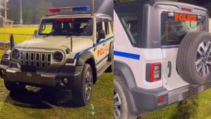 வெளிநாடுகளை பார்த்து வாய் பிளந்தது போதும்! இந்த ஊர் போலீசார் குடுத்து வெச்சவங்க... மஹிந்திரா காரில் ரோந்து!!