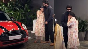 முதலாம் திருமண நாளுக்கு கணவர் கொடுத்த பரிசை மறக்கவே மாட்டார்! கார் பார்க்க தான் சின்னது, ஆனா விலை ரூ.50 லட்சம்