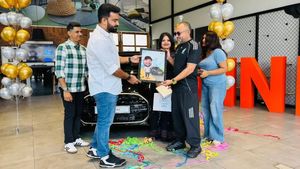 கார் டெலிவிரி எப்போது ஸ்டார்ட் பண்ணுவாங்கனு காத்துக்கிட்டு இருந்தார் போல! குடும்பத்துடன் ஷோரூமில் நடிகர்!