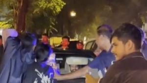 இவங்க வீட்ல ஒன்னுனா மோடியே நேர்ல வந்து நிப்பாரு! அவ்ளோ பெரிய ஆளோட மருமகனா சாதாரண கார்ல போறாரு?