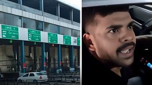 ஒட்டுமொத்த டோல்கேட் நிர்வாகத்திற்கும் தனி ஆளா தண்ணி காட்டிய இளைஞர்! நாட்டையே திரும்பி பாக்க வெச்சுட்டாரு!