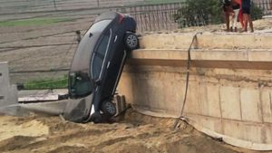 சர்க்கஸ்ல கூட இப்படி ஒரு சம்பவம் நடக்காது! கட்டி முடியாத பாலத்தில் இந்த கார் எப்படி போனது தெரியுமா? 