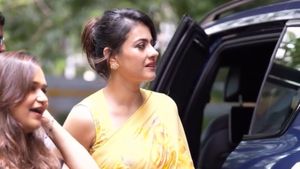 30 வருஷத்துக்கு முன்னாடி பாத்தத விட இப்ப இன்னும் அழகு! ஒன்னரை கோடி ரூபா காரில் வந்த தமிழ்நாட்டின் கனவு கன்னி!