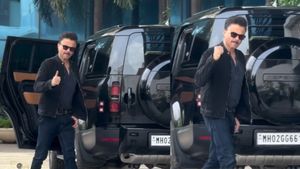 68 வயசு ஆனாலும் இன்னும் அந்த ஸ்டைல் மாறவே இல்ல!! 1.5 கோடி ரூபா காரை பார்க்குறதா இல்ல அவரை பார்க்குறதானே தெரியல