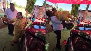 ஊர் உலகத்துல மனைவிக்காக என்ன என்னவெல்லாம் செய்றாங்க!! காரை டெலிவிரி எடுக்க போன இடத்தில் தம்பதி செய்த காரியம்!