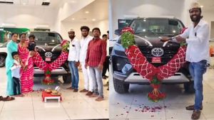 ஆணின் வெற்றிக்கு பின்னால் ஒரு பெண் இருப்பாங்கனு சொல்றது இதைதானா!! புது கார் உள்பட எல்லாமே மனைவி பெயரில்!