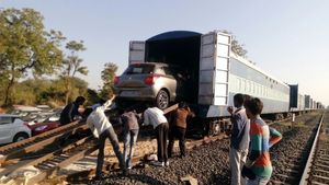 இந்தியன் இரயில்வேயை நல்லா யூஸ் பண்ணிக்குறாங்க!! லாரியில் கார்களை பார்க்க முடியாததற்கு இதுதான் காரணம்!