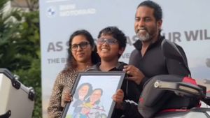 குடும்பத்துடன் ஓட்டலில் ரூம் போட்டது இதுக்குதானா! 23 லட்ச ரூபா பைக்கை சர்வ சாதாரணமா டெலிவிரி எடுத்த தொழிலதிபர்