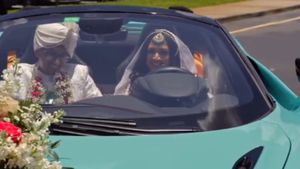 இந்து முறைப்படி வெளிநாட்டில் நடந்த திருமணம்! மணப்பெண் ஓட்டிய காரை பற்றி தான் எல்லாருமே பேச்சு!!