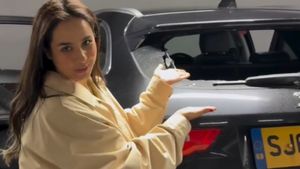 வெளிநாட்டுக்கு போய் கஷ்டப்படும் பிரபல இந்திய பாடகி! ஜாகுவார் கார் ஒவ்வொன்னும் என்னா விலையில் விற்குது...!