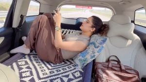 பாடகினு சொல்றாங்க... காருக்குள் எதை செய்ய கூடாதோ அதை கரெக்ட்டா செய்றாங்க! ஒரேயொரு குலுக்கல் போதும்