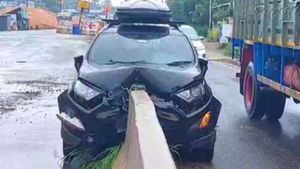 உயிர் பிழைச்சவங்க காருக்கு கோவில் கட்டி கும்பிடனும்! கண்ணிமைக்கும் நேரத்தில் எல்லாம் முடிந்தது!