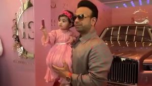 துபாயில் செட்டில் ஆன பிறகு வாழ்க்கை ஓஹோனு மாறிடுச்சு.. கை குழந்தையாக உள்ள மகளுக்கு தந்தையின் காஸ்ட்லீயான பரிசு