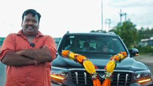 லாரி டிரைவராக ஆரம்பித்த வாழ்க்கை...! புது மஹிந்திரா கார் வாங்கியதில் மொத்த குடும்பமும் மகிழ்ச்சி!!