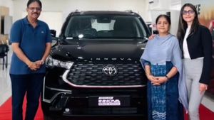 25 லட்ச ரூபா காரை வாங்க 1 கோடி ரூபா காரில் வந்தது இந்த நடிகைதானா? அவரது ரேஞ்சுக்கு இது எல்லாம் சாதாரணம்!!