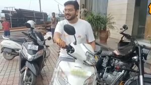 ஹோண்டா ஆக்டிவாவிற்கு இது எல்லாம் ரொம்பவே ஓவர்! லட்சம் பேர் வாங்கும் ஸ்கூட்டரில் இவர் மட்டும் தனியா தெரிகிறார்!