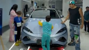 52 வயது நடிகைனு சொன்னா சத்தியமா யாரும் நம்ப மாட்டாங்க! புதுசா எலக்ட்ரிக் கார் வாங்கியது இதுக்கு தானா?