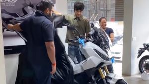 எல்லாருக்கும் இப்படியொரு தந்தை கிடைக்கனும்... மகன் கேட்டதும் ஸ்கூட்டருக்காக 12 லட்ச ரூபாயை வாரி இரைச்சுட்டாரு!