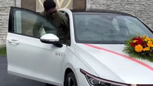 ஜெயா டிவி சிஇஓ-னு சொன்னாங்க சிம்பிளாக வந்துட்டு போறார்!! 53 லட்ச ரூபாய் காரை முதல் ஆளா டெலிவிரி!