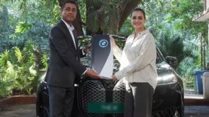 தமிழ் சினிமாவில் க்ரூப் டேன்சராக துவங்கிய பயணம்! காரை ஷோரூமில் இருந்து வீட்டிற்கே கொண்டுவந்து டெலிவிரி!!