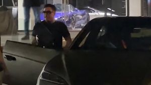 டிவி சீரியலில் பருத்த உடல் உடன் வருபவர் தானே இது... மொத்தமா ஆளே மாறிய நடிகர் புதுசா வாங்கிய லம்போர்கினி கார்!!