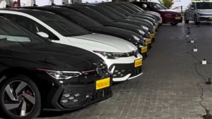 ரூ.50 லட்சத்தில் இப்படிப்பட்ட காரை கொண்டுவந்தால் யாருக்கு தான் வாங்க தோணாது? ஷோரூமில் அதிகமாக சினிமா ஸ்டார்ஸ்!