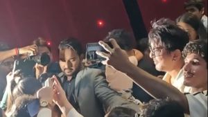 தியேட்டரில் கூட்டத்தோட கூட்டமா உக்காந்திருந்தது அவரா! லைட்டை போட்டதும் மிரண்டு போன ரசிகர்கள்!